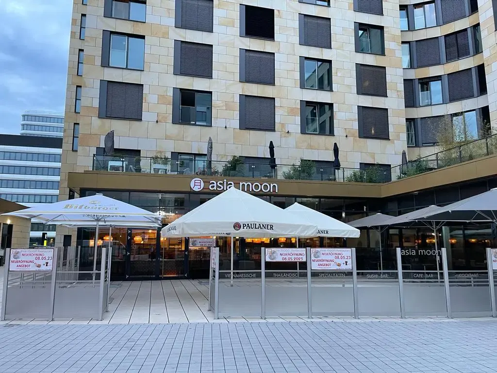 Asia Moon – Außenansicht mit Terrasse in Gateway Gardens