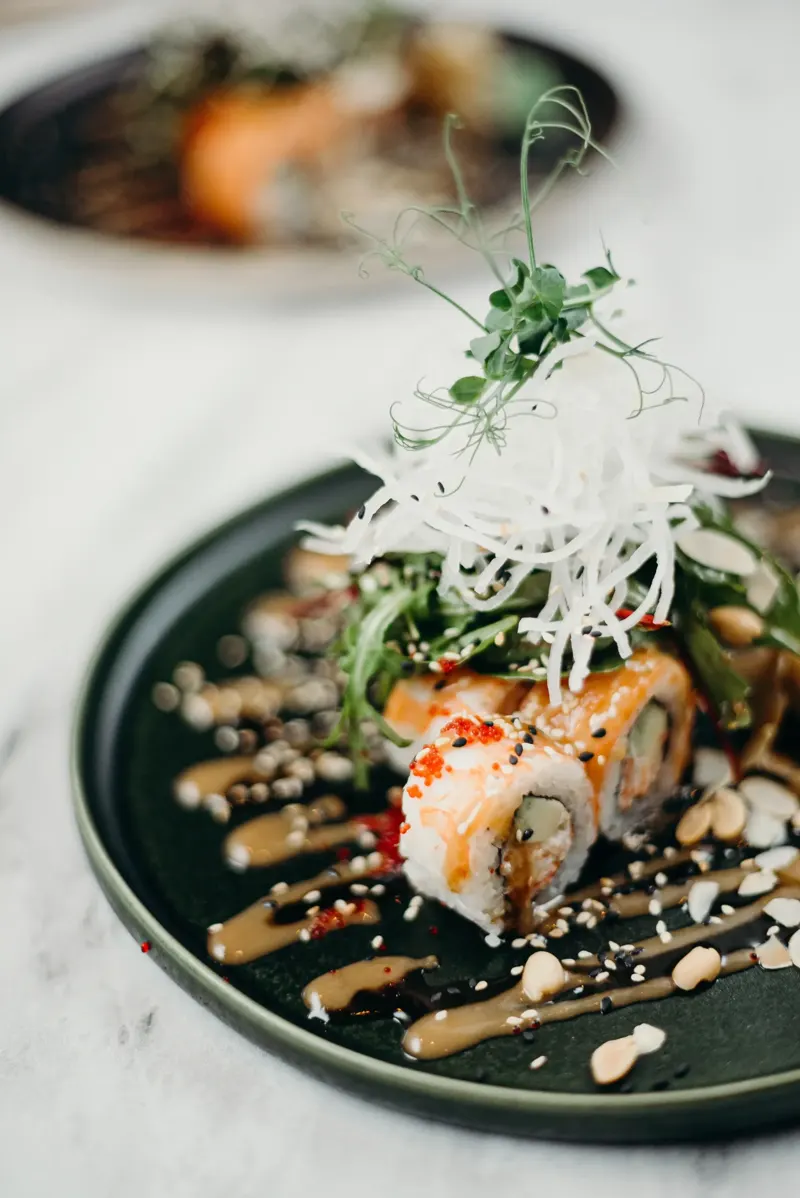 Sushi-Rolle mit Sesam und Sprossen